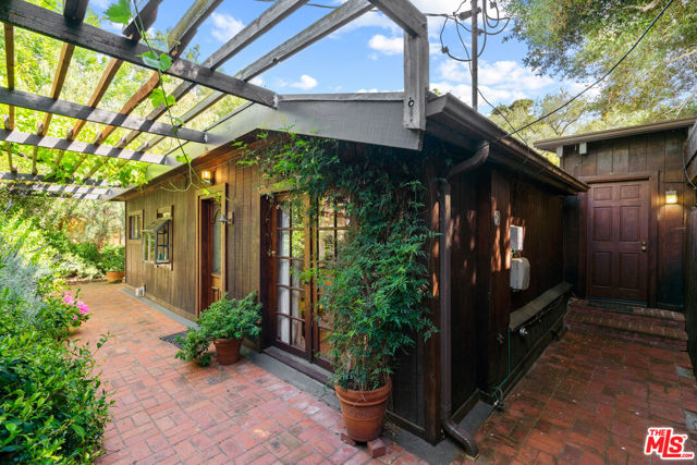 21550 Summit Trail, Topanga CA: https://media.crmls.org/mediaz/667eeb4f-0825-4ed7-9a95-fd19324777c5.jpg