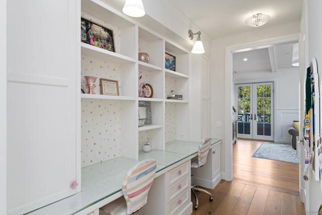 1040 Pine St, Coronado CA: https://media.crmls.org/mediaz/667eef99-256e-434c-b8f9-4037eb4cef53.jpg