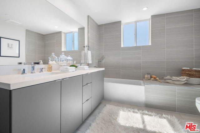 1226 S Bedford Street, Los Angeles CA: https://media.crmls.org/mediaz/667f6ca1-a2d6-4eab-ae28-490376805373.jpg