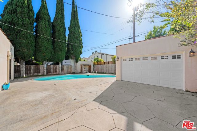 1147 S Point View Street, Los Angeles CA: https://media.crmls.org/mediaz/66808eaf-0913-4dbc-959c-788c1d956733.jpg