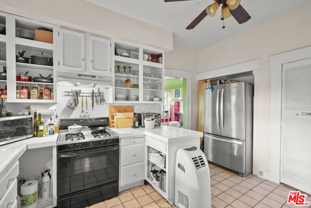 656 Parkman Avenue, Los Angeles CA: https://media.crmls.org/mediaz/6680d86d-f14e-4989-899f-6633cf38ffb2.jpg