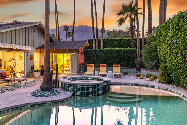 444 N Burton Way, Palm Springs CA: https://media.crmls.org/mediaz/66811af8-00dd-45da-bbd2-69640ac4d635.jpg