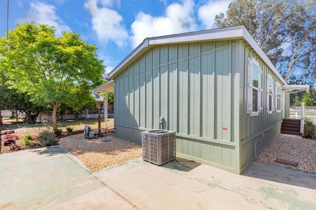 26814 S Mooney Boulevard, Visalia CA: https://media.crmls.org/mediaz/6681740c-285d-4aca-9309-283de1cc3c01.jpg