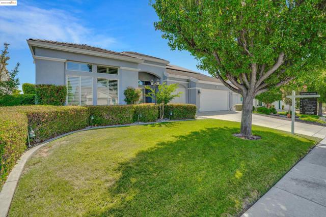 540 Central Park Pl, Brentwood CA: https://media.crmls.org/mediaz/66820184-3d37-4f2b-9d3f-4277bbda3233.jpg