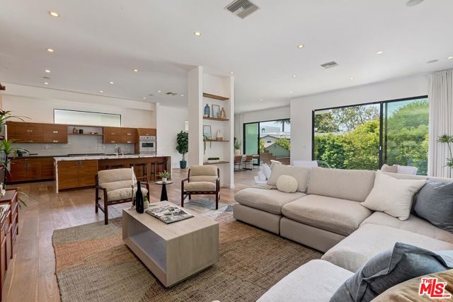 3571 Colonial Avenue, Los Angeles CA: https://media.crmls.org/mediaz/6682ce06-5d80-42aa-abe3-dd8309a98aca.jpg
