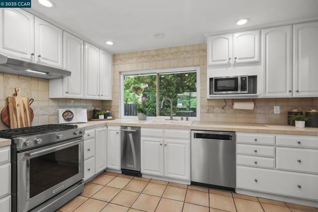 1020 Molad Ct, Concord CA: https://media.crmls.org/mediaz/66833f65-0ce2-4d42-822b-f57ce5ffe16c.jpg
