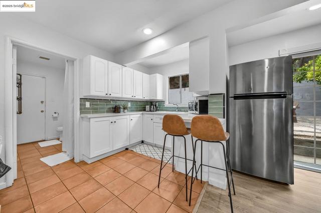 2162 35th Avenue, Oakland CA: https://media.crmls.org/mediaz/6683e224-5b63-4623-984d-fbd0a80b5cc9.jpg