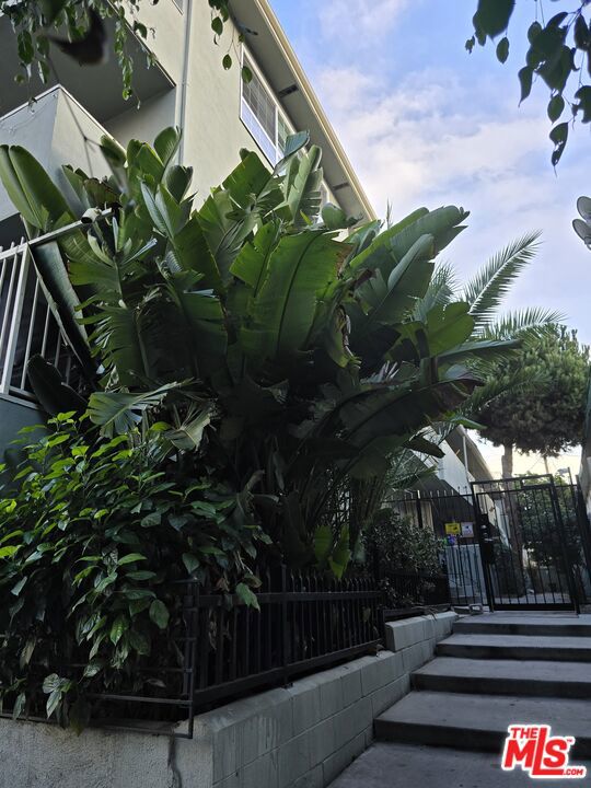 350 S Hobart Boulevard, Los Angeles CA: https://media.crmls.org/mediaz/66866498-88d6-41e9-bc1a-0226531f2c4c.jpg