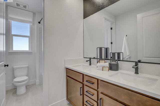 319 W Calabria Drive, Mountain House CA: https://media.crmls.org/mediaz/66868610-13ec-45f4-acf6-8ba706d225be.jpg