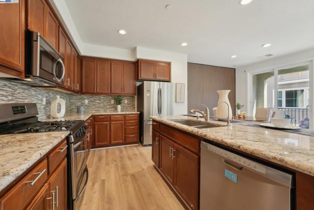 5743 Oceanspray Rd, Newark CA: https://media.crmls.org/mediaz/6686ffc9-53c8-4c56-a171-91922d5d8785.jpg