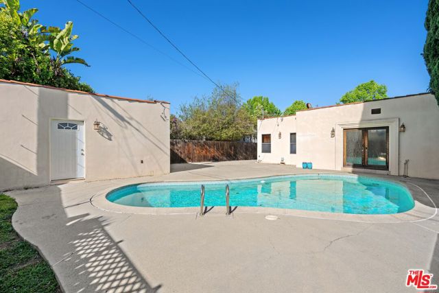 1147 S Point View Street, Los Angeles CA: https://media.crmls.org/mediaz/66874fbd-6b34-42cd-82b5-53714873a630.jpg