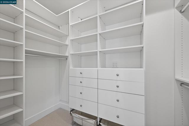 31 Ivy Dr, Orinda CA: https://media.crmls.org/mediaz/66879476-d475-4b13-ac77-12246f0017f3.jpg