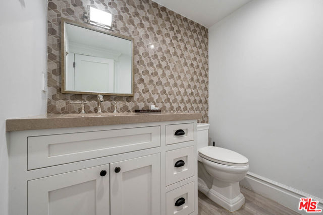 126 N Canyon View Drive, Los Angeles CA: https://media.crmls.org/mediaz/6688b201-cf98-4053-adc0-569c1d3a2147.jpg