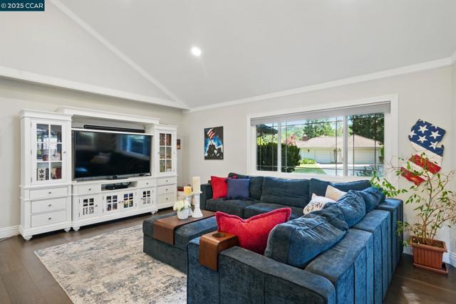 235 Saint Paul Dr, Alamo CA: https://media.crmls.org/mediaz/6688ba95-fe3c-4b27-aee8-61d14a284540.jpg
