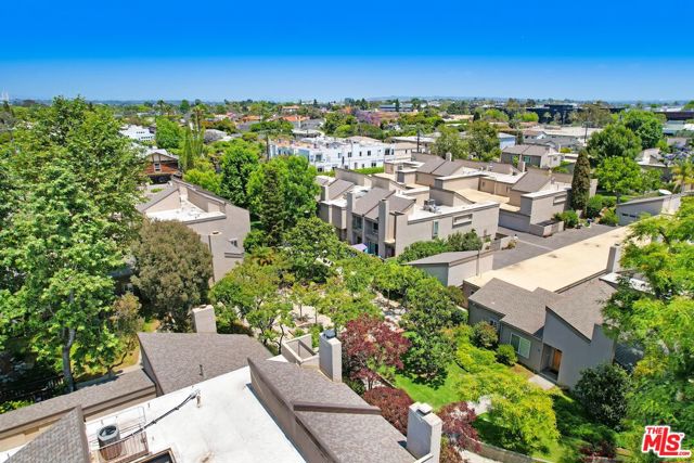 28 Village, Santa Monica CA: https://media.crmls.org/mediaz/66890bf5-0910-41b2-ab78-026f4c95baf2.jpg