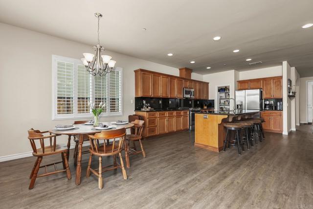 10252 Casa Ct, Santee CA: https://media.crmls.org/mediaz/66897de3-6d48-4799-98f2-bcfcff767861.jpg