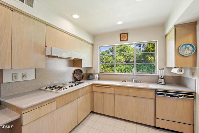 Detail Gallery Image 10 of 41 For 194 Dean Ct, Ventura,  CA 93003 - 4 Beds | 2/1 Baths