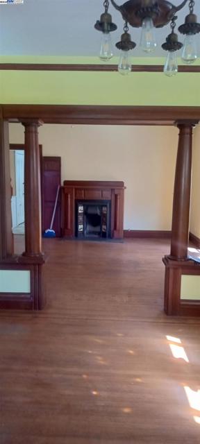 1059 Santa Clara Ave, Alameda CA: https://media.crmls.org/mediaz/6689cb08-e23f-4a1f-a1c1-3d19bee6e310.jpg