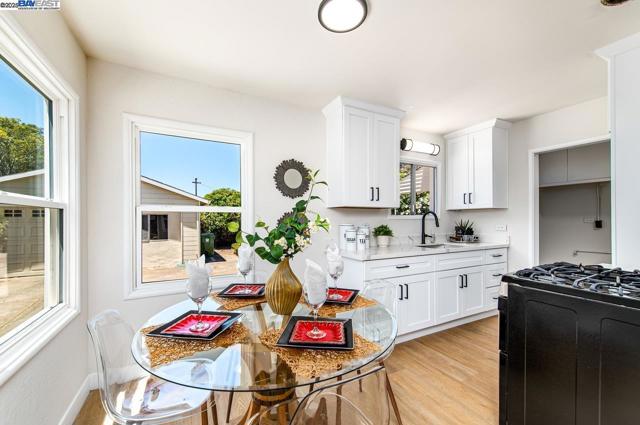 17673 Dorson Ln, Castro Valley CA: https://media.crmls.org/mediaz/668aaaef-6501-44a7-916c-bb544da55802.jpg