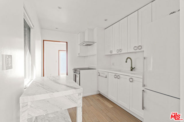 2425 Cloy Avenue, Venice CA: https://media.crmls.org/mediaz/668bef01-370f-4438-ab96-7b4a133c8aa1.jpg