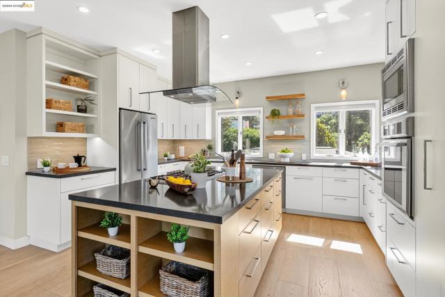 6330 Swainland Rd, Oakland CA: https://media.crmls.org/mediaz/668ca79e-d5ad-46b7-973e-cb7a514df194.jpg