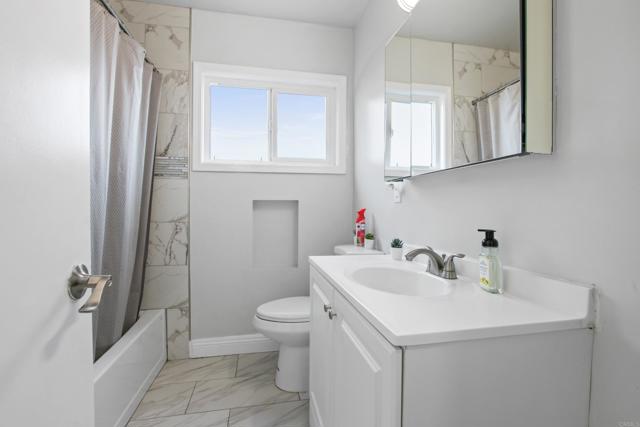 Detail Gallery Image 12 of 27 For 4903 Deeboyar Avenue, Lakewood,  CA 90712 - 5 Beds | 4 Baths
