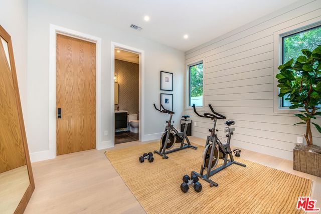 15907 Valley Vista Boulevard, Encino CA: https://media.crmls.org/mediaz/668cd3aa-2a56-40c7-a07d-57fce70e2072.jpg