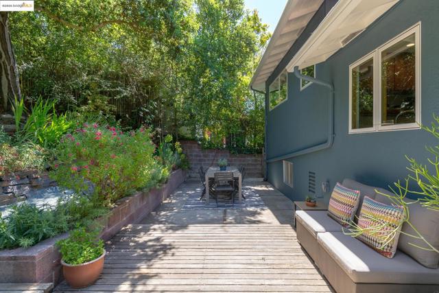 5801 Balboa Dr, Oakland CA: https://media.crmls.org/mediaz/668cfe16-d975-476f-8ec6-35c9a2896ed8.jpg
