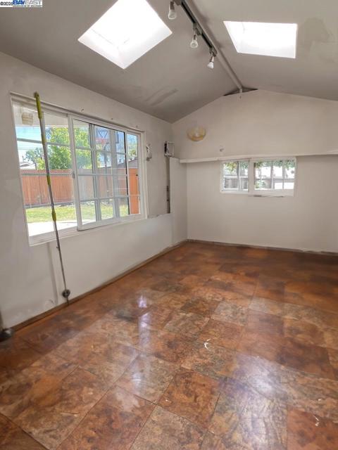 2748 Eastgate Ave, Concord CA: https://media.crmls.org/mediaz/668d1d07-a5ec-44b3-8203-1549e9602f62.jpg