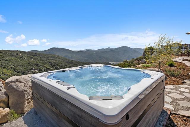 10027 Tall Oak Drive, Escondido CA: https://media.crmls.org/mediaz/668e026f-0d33-401a-a564-66ee49ec38ba.jpg