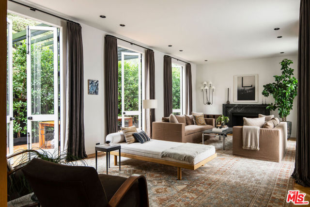 8817 Thrasher Avenue, Los Angeles CA: https://media.crmls.org/mediaz/668f6734-fb52-407f-9a52-5f3e963c1498.jpg
