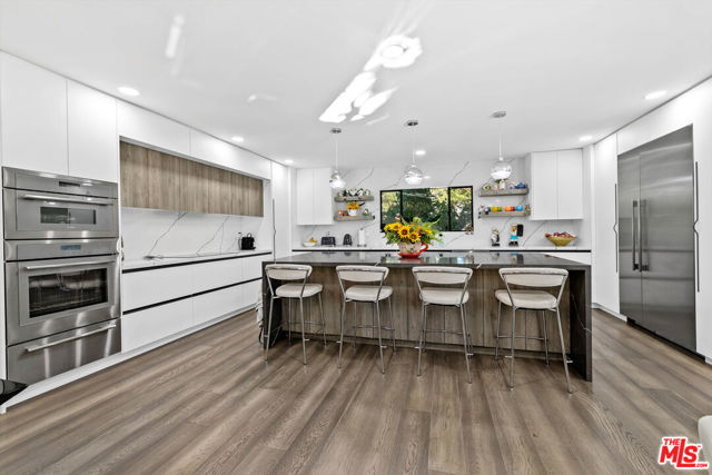 18912 Pasadero Drive, Tarzana CA: https://media.crmls.org/mediaz/668ff1e8-9662-4b07-8e4a-c5d2880da68f.jpg