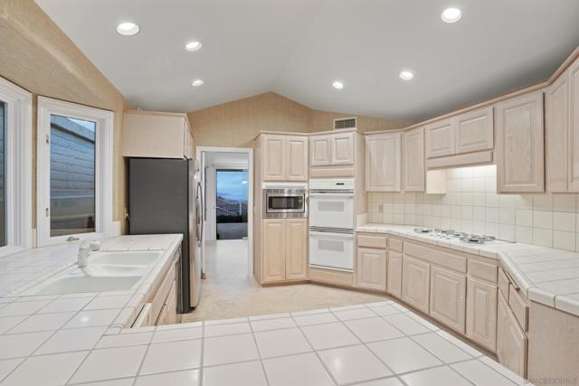 1327 Caminito Batea, La Jolla CA: https://media.crmls.org/mediaz/668ff5ce-d181-44a7-a70a-14825f8897b7.jpg