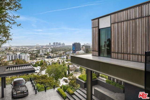 8741 St Ives Drive, Los Angeles CA: https://media.crmls.org/mediaz/6690eb6c-8c4a-4e8e-987e-0199ee5849a3.jpg