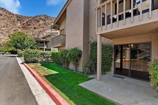 46638 Arapahoe Lane, Indian Wells CA: https://media.crmls.org/mediaz/66912f68-5190-40b9-8b0e-c6b194fa1ab4.jpg