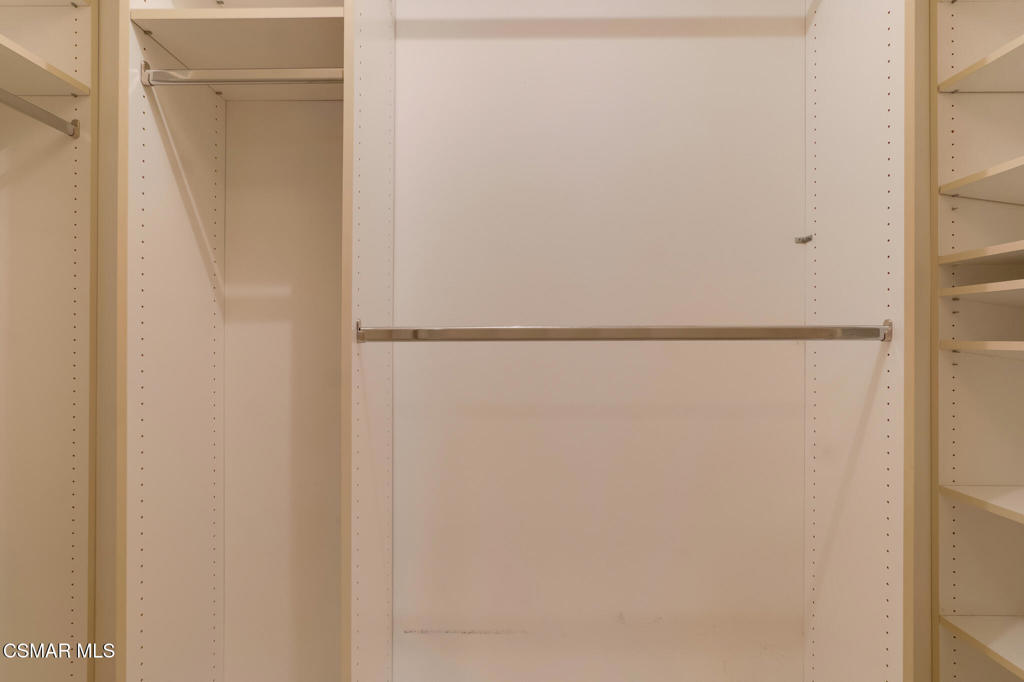 https://media.crmls.org/mediaz/6691d382-f593-4d61-920e-f41c498b830d.jpg?preset=X-Large