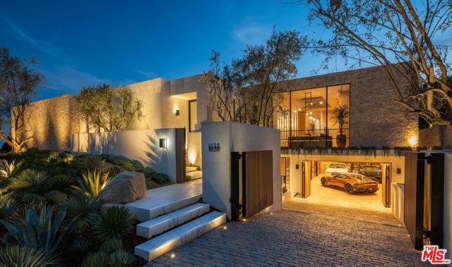 1039 Wallace, Beverly Hills CA: https://media.crmls.org/mediaz/6691ecda-9369-4666-83e8-b25da770af22.jpg