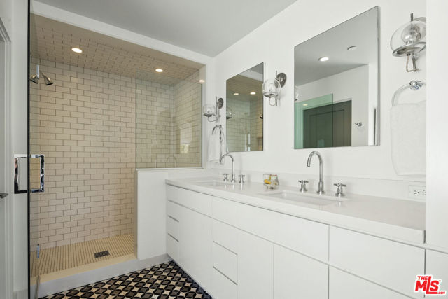 1039 Galloway Street photo 1