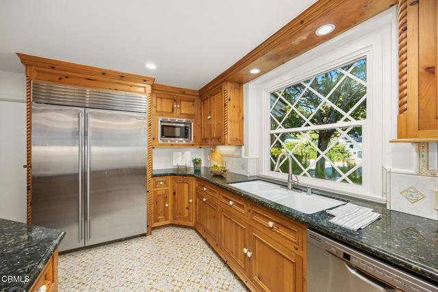 4929 Oakwood Avenue, La Canada Flintridge CA: https://media.crmls.org/mediaz/66939f76-358b-4c70-94c7-e86eed86f1a8.jpg