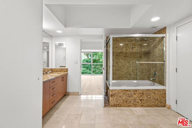 13700 MARINA POINTE Drive, Marina del Rey CA: https://media.crmls.org/mediaz/6696278d-6167-4dd2-8550-5190b0c04198.jpg
