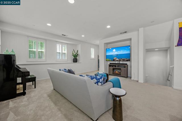 6939 Mariposa Cir, Dublin CA: https://media.crmls.org/mediaz/66970067-4e54-402c-9c75-359ec542c7a2.jpg