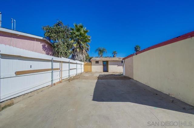 3305 3307 Clairemont Mesa Blvd, San Diego CA: https://media.crmls.org/mediaz/66987330-652b-40bb-8d11-8482d4c2323c.jpg