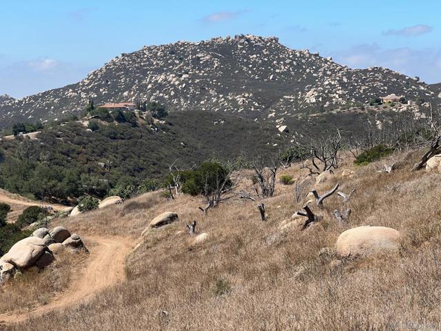 15950 Green Valley Heights Road, Ramona CA: https://media.crmls.org/mediaz/669a9711-9b19-46b3-83c7-43dff69c91a5.jpg