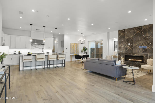 339 Toyon Court, Thousand Oaks CA: https://media.crmls.org/mediaz/669bfc8b-db9c-4781-8a6e-1c2c706f40d8.jpg