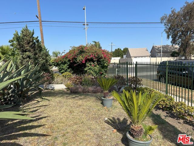 701 W 112th Street, Los Angeles CA: https://media.crmls.org/mediaz/669d1a82-f51d-46bb-933f-129cdaf2a1f8.jpg