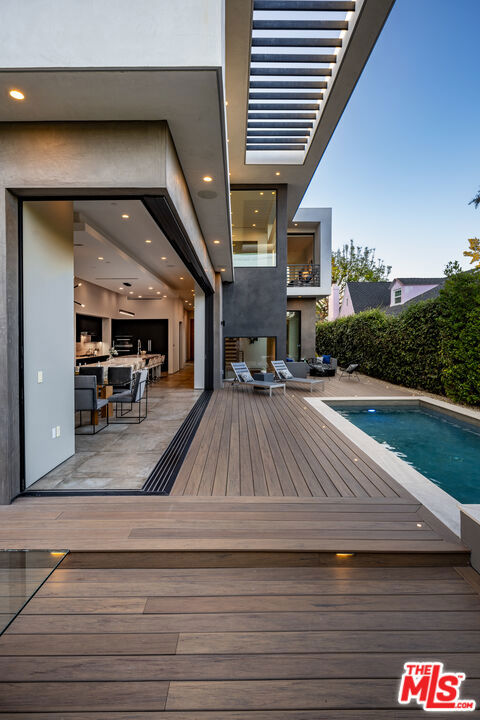 8356 W 4th Street, Los Angeles CA: https://media.crmls.org/mediaz/669d1b51-80d1-4d5a-bb49-52626ac66c93.jpg