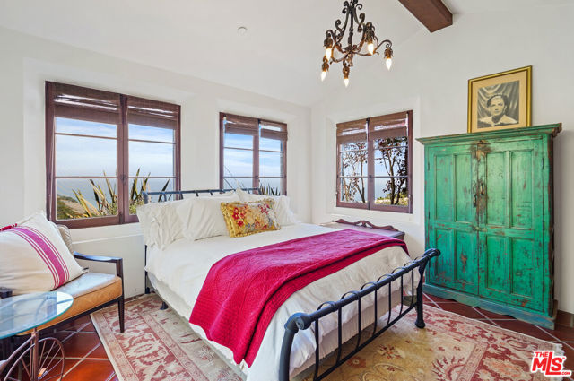 22800 Beckledge Terrace, Malibu CA: https://media.crmls.org/mediaz/669f0e94-59e2-48b8-bac6-86a50fdb7966.jpg