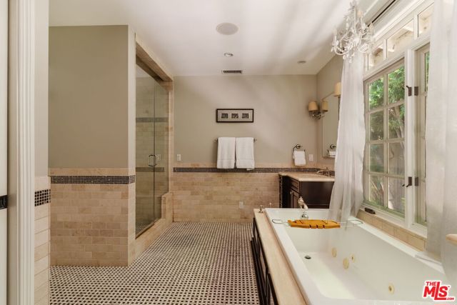 4237 Bluebell Avenue, Studio City CA: https://media.crmls.org/mediaz/669f200e-c441-4b57-aca8-c0d5cb1d6dc9.jpg