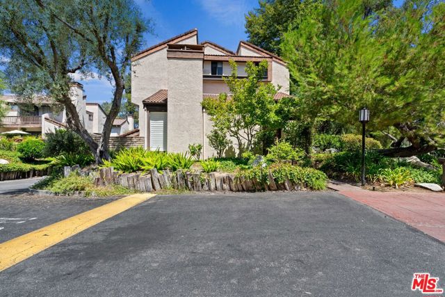 5757 Owensmouth Avenue, Woodland Hills CA: https://media.crmls.org/mediaz/669f4fd8-566c-46fc-b013-b3e10b845c9d.jpg