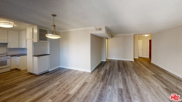 310 S Hamel Road 212A Los Angeles, California *FOR YOUR CONVENIENCE AND SAFETY, WE ARE NOW OFFERING VIRTUAL TOURS.**Don't miss out on this great 1 bedroom unit that will become available with laminate floors, dishwasher in kitchen with garbage disposal and plenty of cabinets as well. The bedroom has a walk-in closet! Building has a sparkling pool, sauna, laundry facilities and located across Cedar Sinai and close to Beverly Center. Come see!-Listed security deposit is on approved credit .-6 or 12 month lease - Six month lease available with $200 surcharge .The rent, deposit, concession and terms listed in this ad are only valid for the actual date that this ad was initially posted..